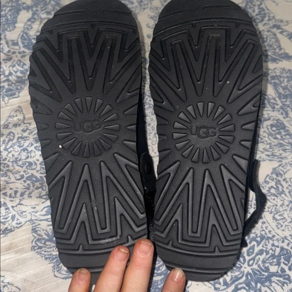 UGG Womens UGG Goldenstar Clog - Black woman’s size 9 
New with defect - Picture 9 of 10